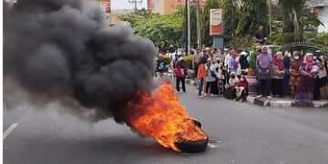 Aksi bakar ban