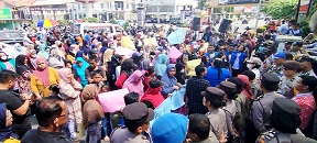 Unjuk rasa di depan pintu gerbang kantor Walikota