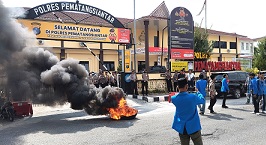 Aksi bakar ban
