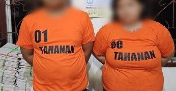 Kedua tersangka dan barang bukti