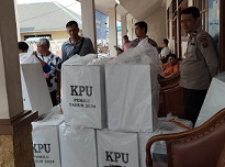 Kotak suara dari kecamatan Siantar Utara dibawa ke gudang KPU