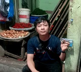 Pedagang perlihatkan kunci kios yang dirusak