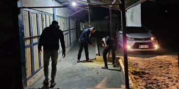 Personel Polisi lakukan pengecekan