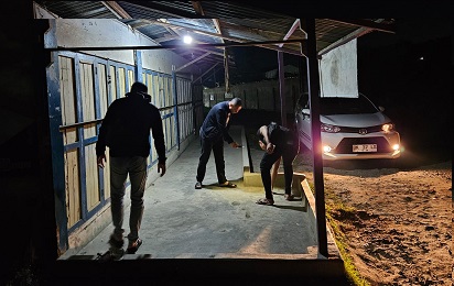 Personel Polisi lakukan pengecekan