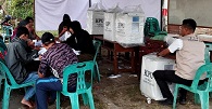 Petugas di TPS 22 Kelurahan Tomuan selesaikan pekerjaan sampai pagi