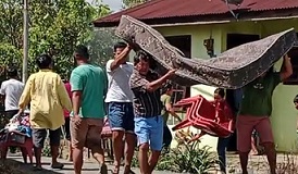 Warga sempat mengeluarkan barang-barang