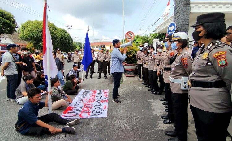 Aksi di depan Kantor Kajari