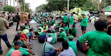 Aksi di depan kantor Walikota