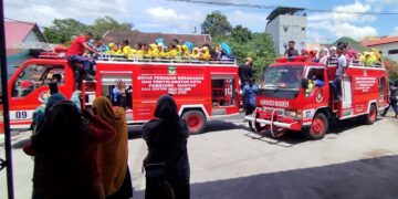 Anak TK di atas mobil Damkar