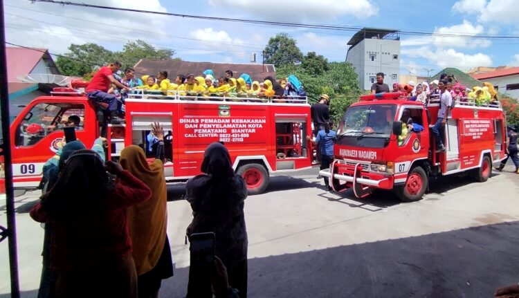 Anak TK di atas mobil Damkar
