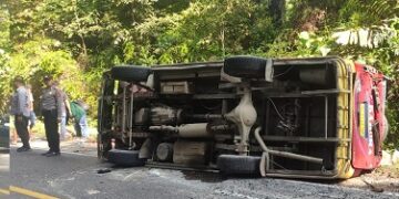 Kondisi bus yang terbalik