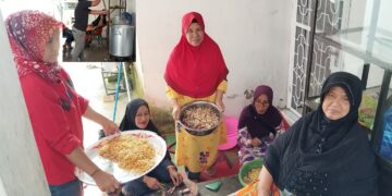Kaum ibu yang mengolah santapan berbuka puasa Masjid Raya