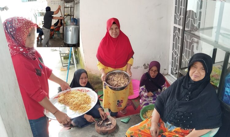 Kaum ibu yang mengolah santapan berbuka puasa Masjid Raya