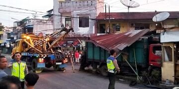 Mobil yang menghantan dua rumah