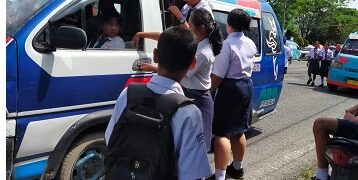 Pelajar menaiki angkutan umum