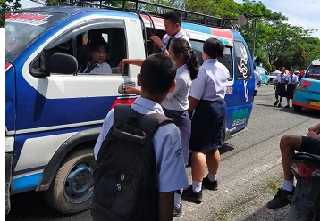 Pelajar menaiki angkutan umum