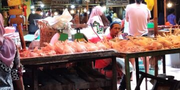 Penjual ayam potong di Pasar Horas
