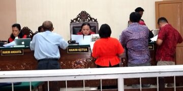 Persidangan saat pemeriksaan bukti berkas Penggugat dan Tergugat