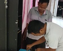 Personel melakukan penggeledahan