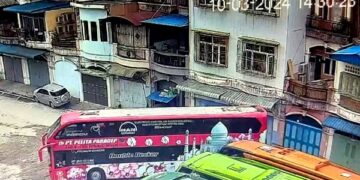 Bus yang merusak kanopi saat atrek