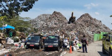 Sanpah yang menggunung di TPA Tanjung Pinggir