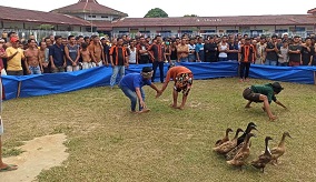Tangkap bebek dengan mata tertutup