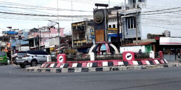 Monumen Piala Adipura di Simpang Dua