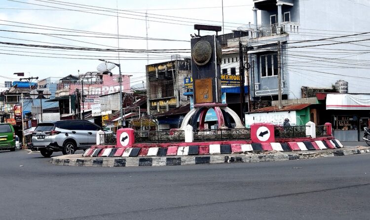 Monumen Piala Adipura di Simpang Dua