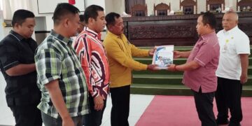 Ketua DPRD Siantar serahkan lembaran LKPJ Walikota kepada Ketua Pansus