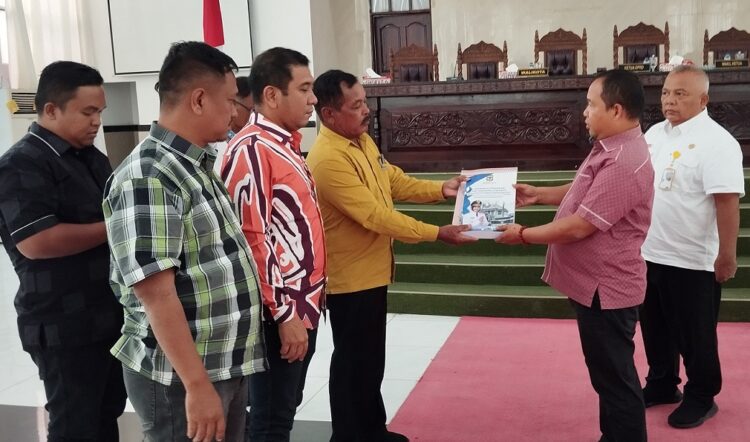 Ketua DPRD Siantar serahkan lembaran LKPJ Walikota kepada Ketua Pansus