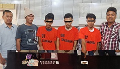 Para pelaku dan barang bukti diapit petugas