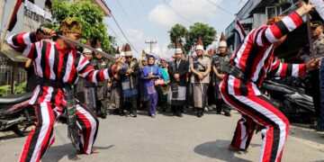 Di Kelurahan Simalungun, Forkopimda Siantar disambut dengan tarian adat
