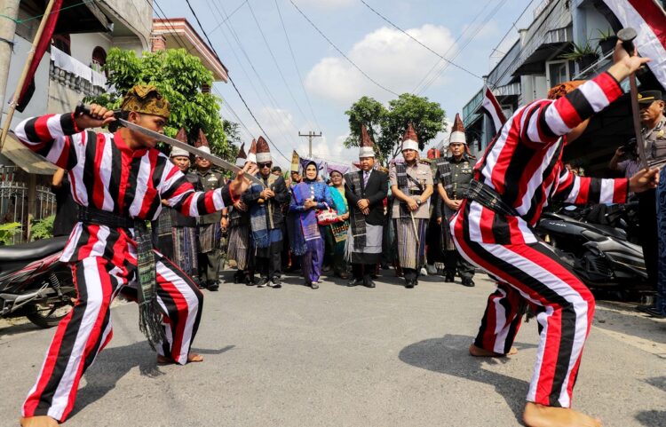Di Kelurahan Simalungun, Forkopimda Siantar disambut dengan tarian adat