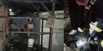 Gudang yang terbakar dan petugas Damkar periksa barang bukti