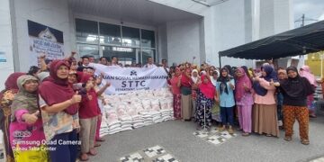 Poto bersama di depan Masjid Jamik Assa'idah Tomuan