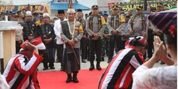Kapolda dan rombongan disambut dengan tarian adat Simalungun