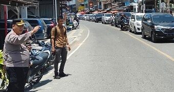 Kapolres Simalungun  turut mengatur lalulintas di Parapat