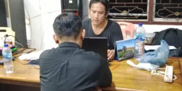 Salah seorang pelaku sedang menjalani pemeriksaan