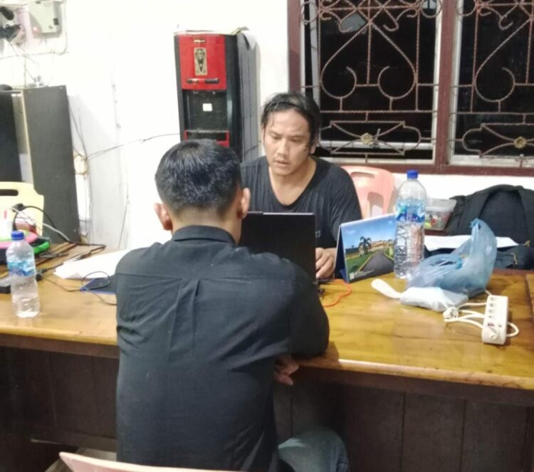 Salah seorang pelaku sedang menjalani pemeriksaan