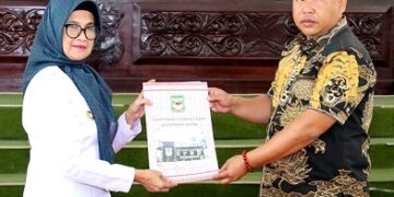 Ketua DPRD serahkan rekomendasi LKPJ kepada Walikota