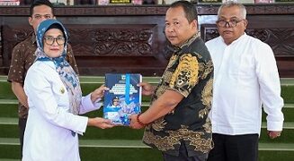 Penyerahan lembaran LKPj