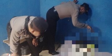 Personel Polsek melakukan olah TKP