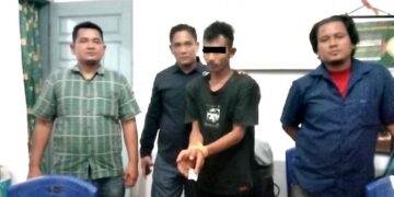 Tersangka perlihatkan barang bukti didampingi Satuan Unit Intel Kodim 0207 SML