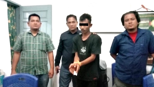 Tersangka perlihatkan barang bukti didampingi Satuan Unit Intel Kodim 0207 SML