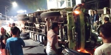 Truk yang terbalik