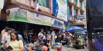 Penumpang di salah satu stasiun bus antar kota