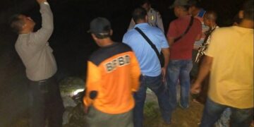 Personel Polisi dan warga di sekitar lokasi kejadian