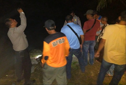 Personel Polisi dan warga di sekitar lokasi kejadian