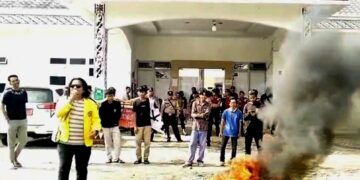 Aksi mahasiswa di depan kantor KPU Simalungun