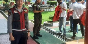 Personel di lokasi melakukan pengamanan